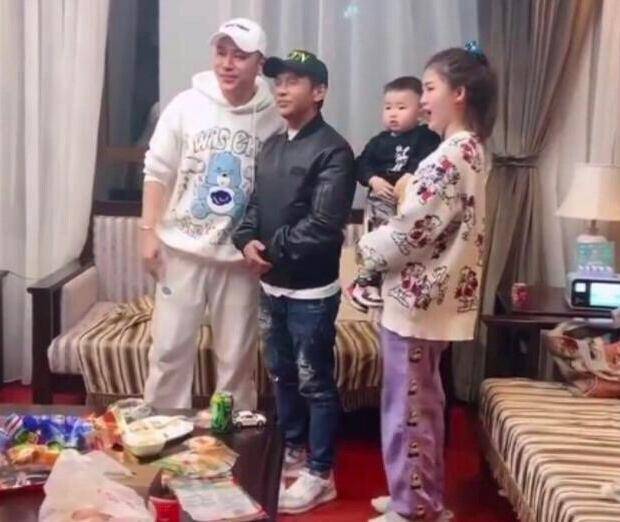 离婚传闻不攻自破,宋小宝带霍晓红一同聚餐,利哥叫了一声嫂子好!