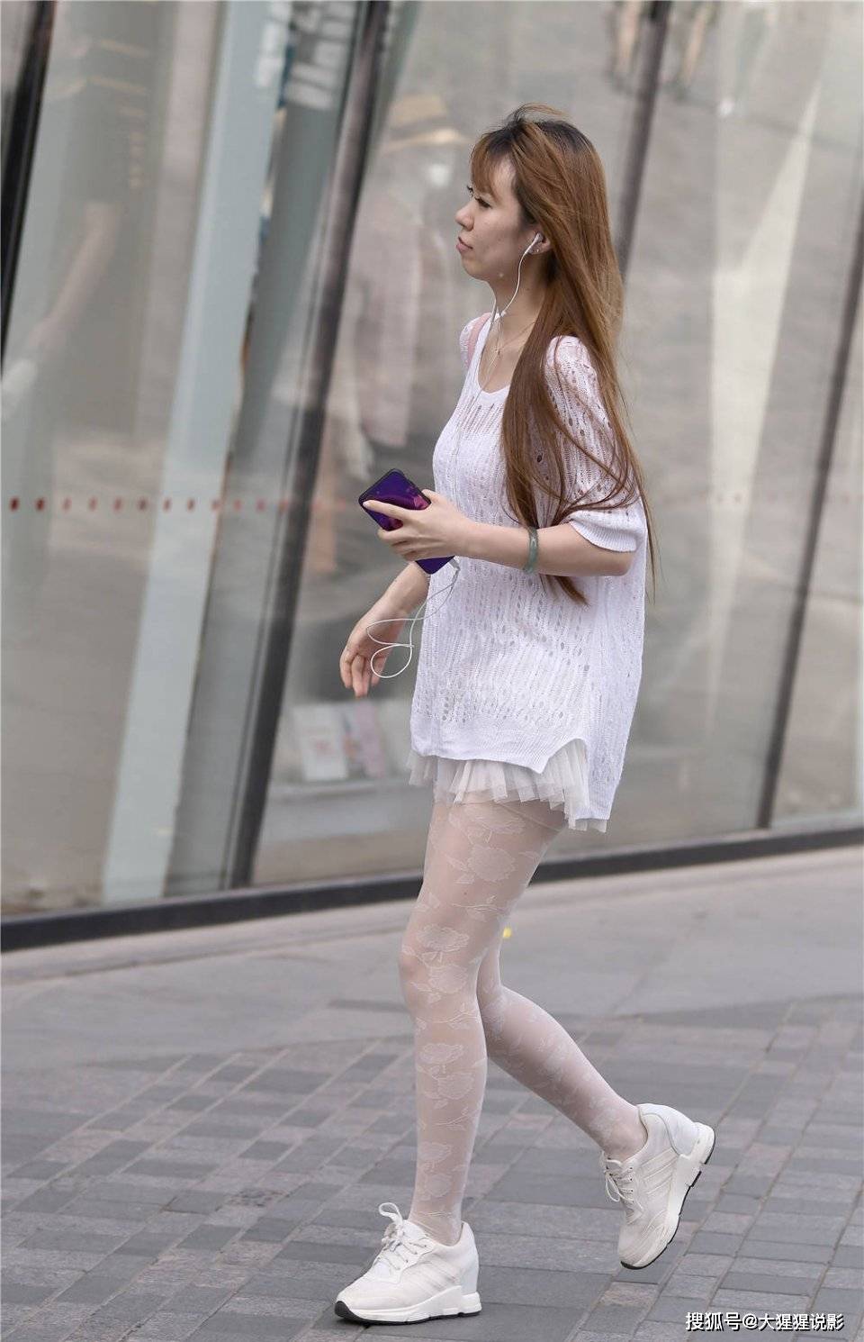 原创街拍:小姐姐一身白,白色短褶皱 丝袜搭配小白鞋,隐约的个性美