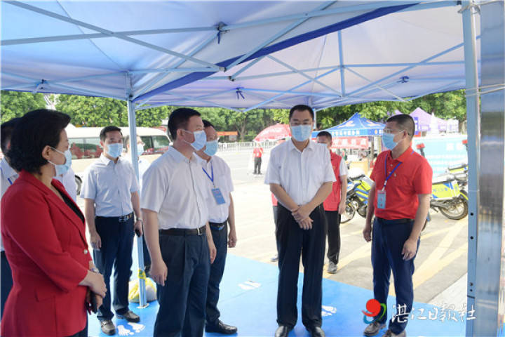 6月7日,市委书记刘红兵,市长曾进泽率队前往湛江市第五中学开展高考巡