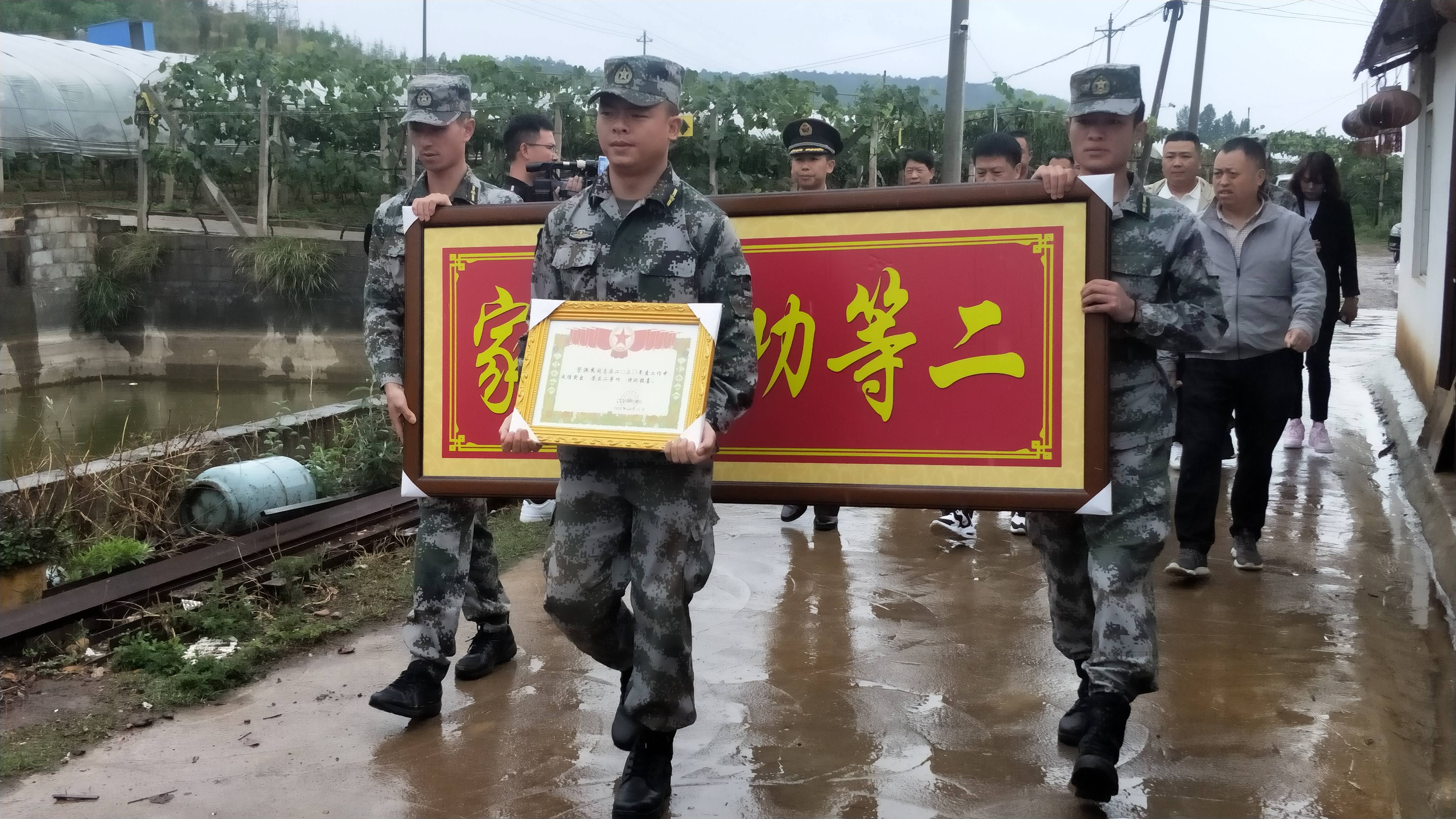 在管洪杰的家中,吴明宇,柯大林向其父亲询问管洪杰在