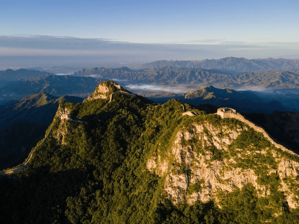 航拍清晨北京箭扣长城 屹立崇山峻岭雄伟壮观