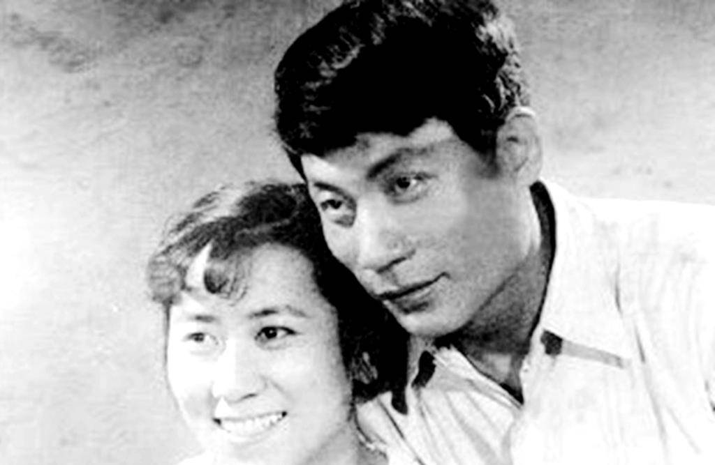 原创丈夫是著名演员郭振清,银幕夫妻成生活夫妻,可惜晚年都久病卧床