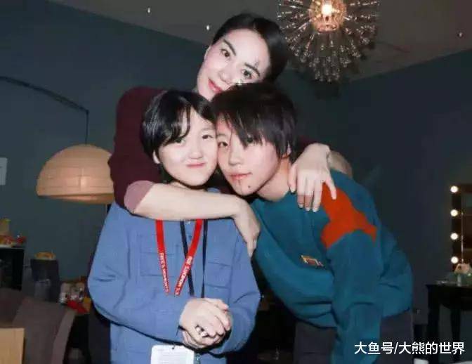 原创李嫣晒与闺蜜近照,手术后唇腭裂已治愈,五官精致曾登杂志封面