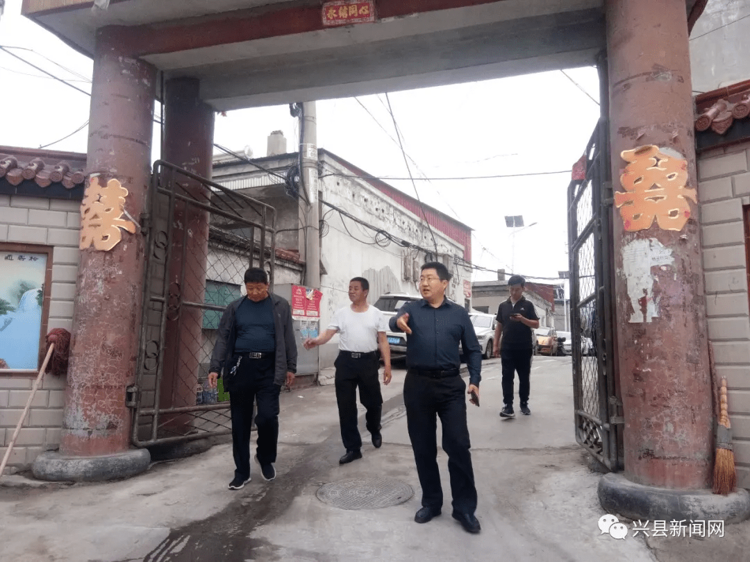 兴县:武军在蔚汾镇西昌梁社区调研督导农村人居环境"六乱"整治工作