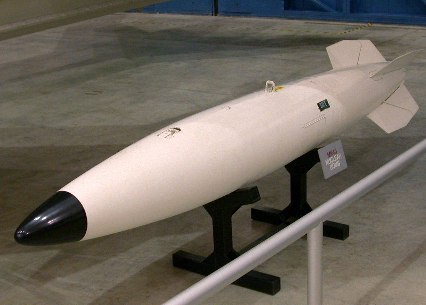 b43战术核弹,可由多种战斗机攻击机携带,弹体重量900多公斤,7~100万吨
