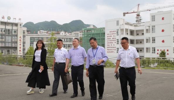 青岛市连云港商会赴紫云自治县第一中学开展助学捐赠活动