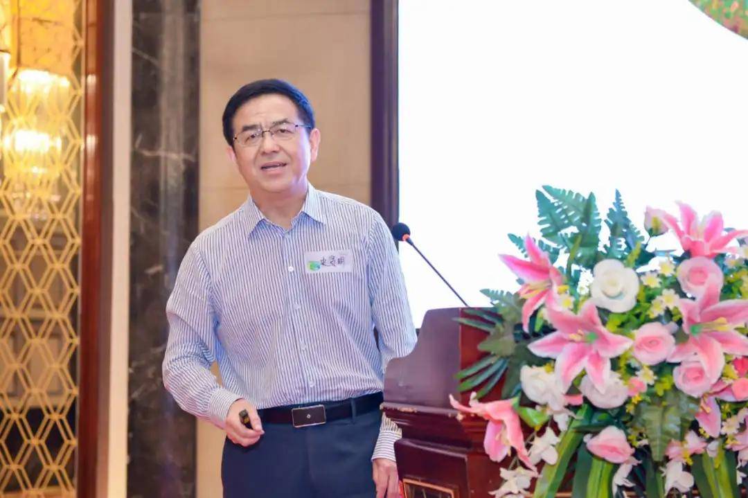 党委书记杨铁贵开场,校党委副书记,副校长姚江林,校友会秘书长杨仁海