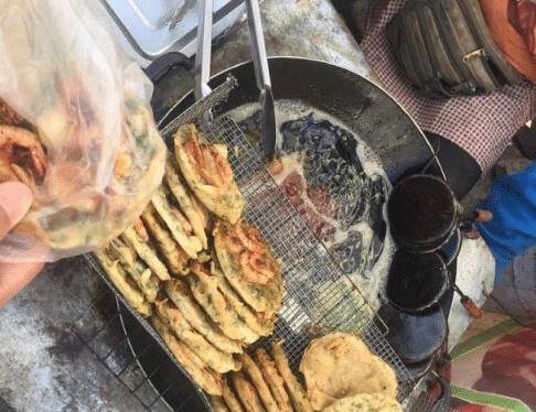 原创大妈路边卖油炸饼,饼上全是虾,路人哄抢着买,大人小孩都爱吃!