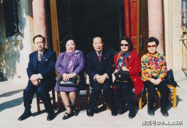 爱国巨商许爱周去世后,次子许士芬继承家族产业;1989年许士芬逝世后