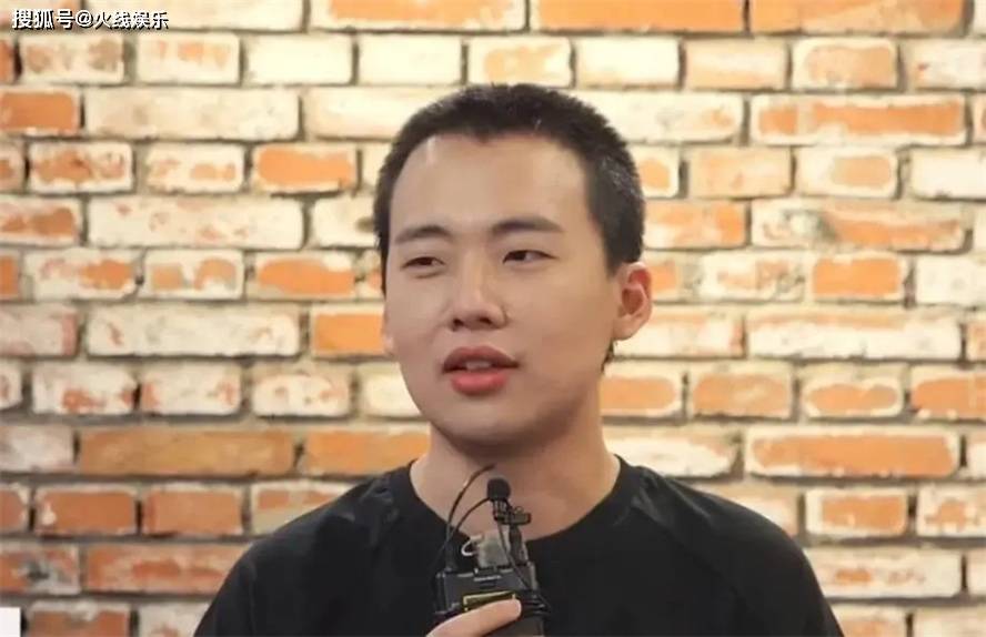 郭麒麟的寸头形象依旧神采奕奕,但是由粉丝认为相比较长头发,寸头真的