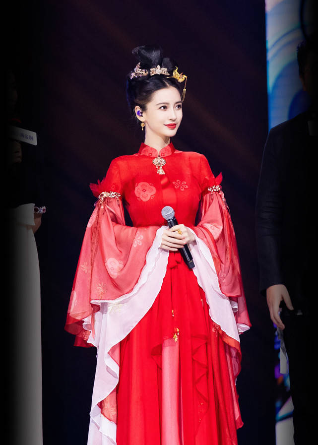 6月12日,angelababy身穿古风红裙出席盛典活动,造型搭配精巧发饰尽显