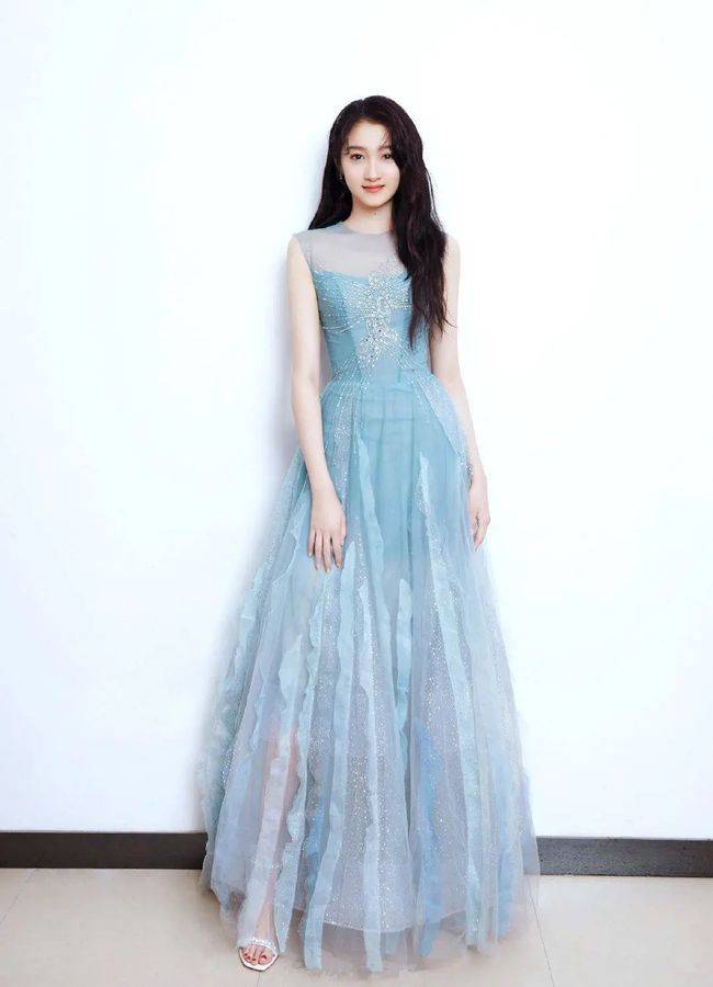 如果你脑海里形不成具体的成像模板,不妨看看女星关晓彤是如何穿衣的