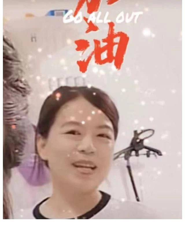 田静的直播间的网友看到许敏妈妈直呼"许妈好漂亮!