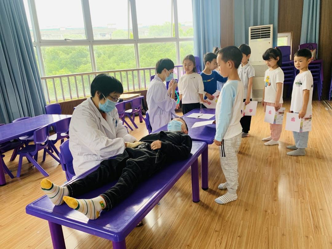 保健医院为诺亚舟嘉兴庆安小哈佛幼儿园孩子们进行了