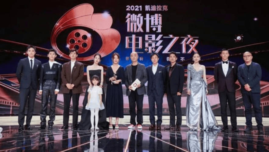 2021微博之夜到来,两代谋女郎同台飙泪,红色主题引人深思