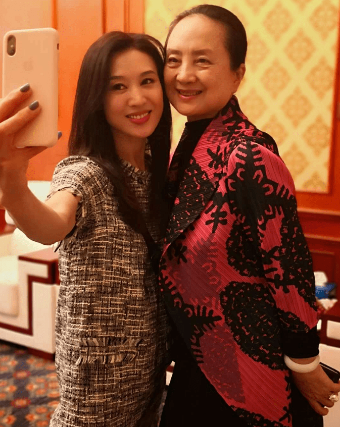 大郑爽不愧是老戏骨,虽然是60后,但身材的状态一点都不显老