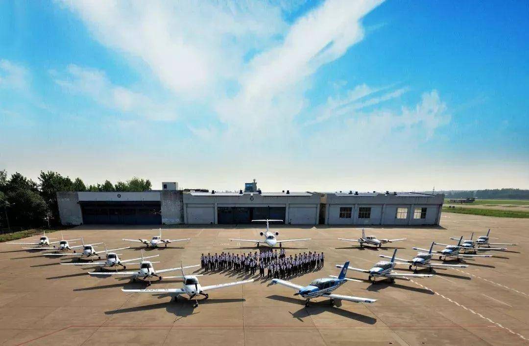 中国民用航空飞行学院已为中国民航培养了70%的飞行员,80%的机长,90%
