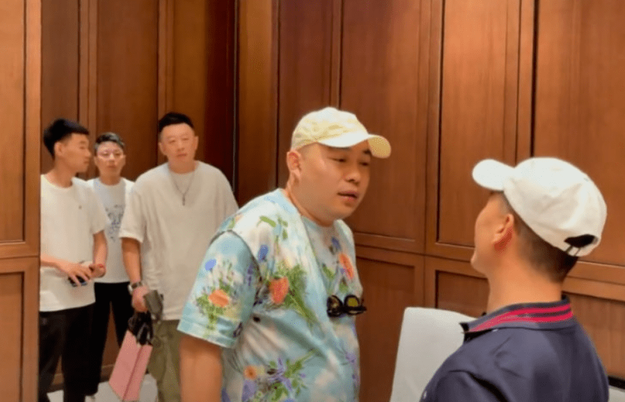 闫学晶儿子大婚,潘长江李玉刚现场道贺,继父马明东避嫌未现身