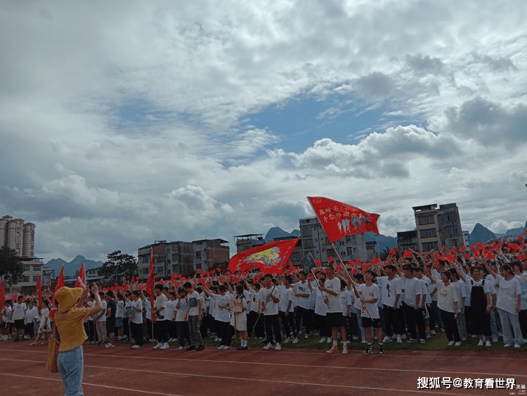 广西柳城中学19扬帆起航圆梦20222019级高二升高三授旗仪式