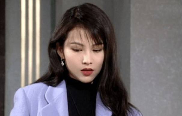 18岁的李嘉欣和蔡少芬,全都美得无可挑剔,可还是输给18岁的她