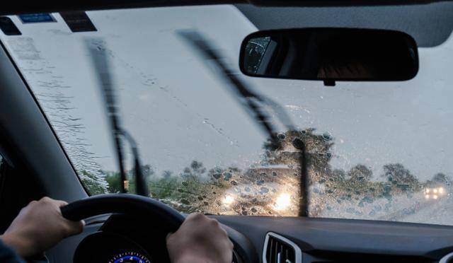 下雨天开车,车主牢记"三要三不要"原则,别拿生命开玩笑