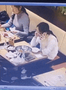 搞笑gif趣图:熊孩子把自己卡在小凳子里面,小姨却笑得