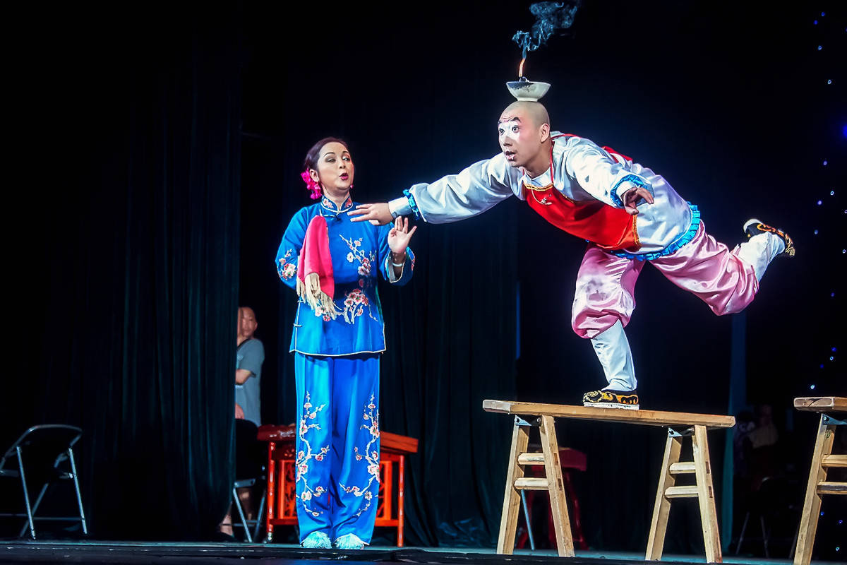 滚灯,是川剧中久负盛名的独门绝技,川剧小丑剧的经典之作.