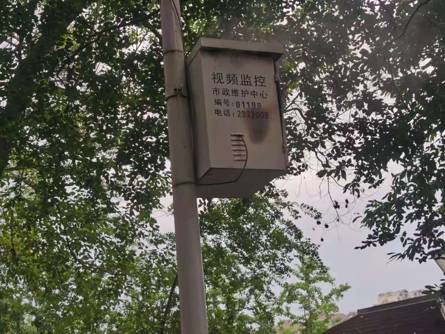 四川绵阳|路边监控起火,巡警路过3分钟灭掉