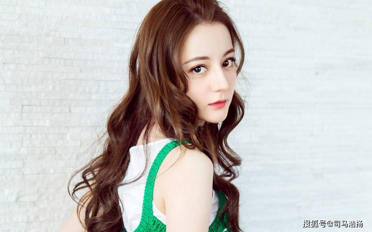迪丽热巴,1992年6月3日出生于新疆乌鲁木齐市,中国内地影视女演员