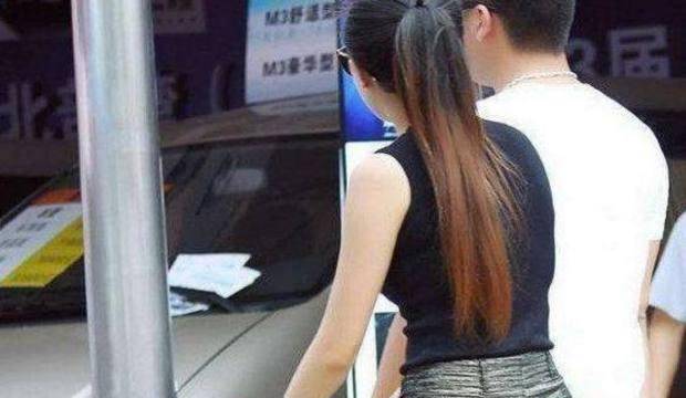 汽车店门口拍到的少妇,身材好到没话说