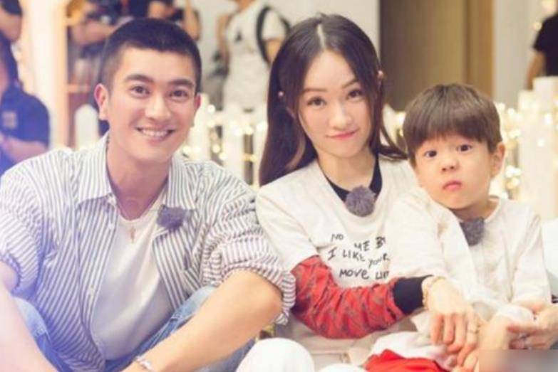 杜江夫妇吃大排档被偶遇,老婆当众手拉肩带,杜江深情献唱显甜蜜?