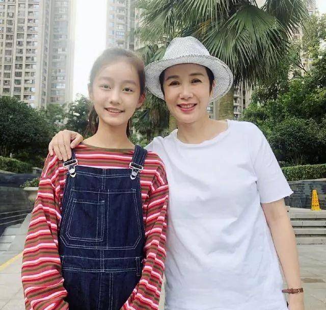 赵薇"女儿"开挂式长大,才12岁就会堆堆袜搭小黄鞋,贼拉腿长
