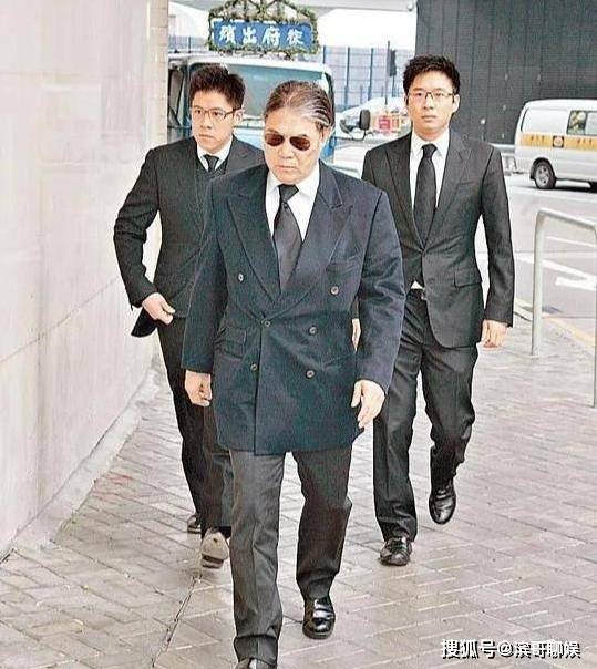 霍启刚一家六口罕见同框,妻子穿印花裙温柔美丽,七旬父亲也出镜