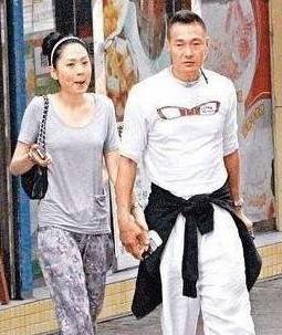 卢惠光跟随成龙30年,最终只得10万遣散费,面对记者只说了6个字
