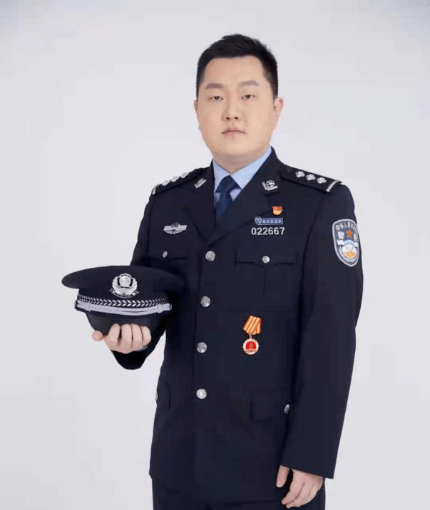 吴雨佳 12 我生活在一个警察世家,从小听