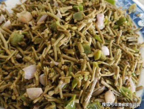 【凉拌菱角菜的做法】1,准备适量的新鲜菱角菜,去掉老叶之后,清洗