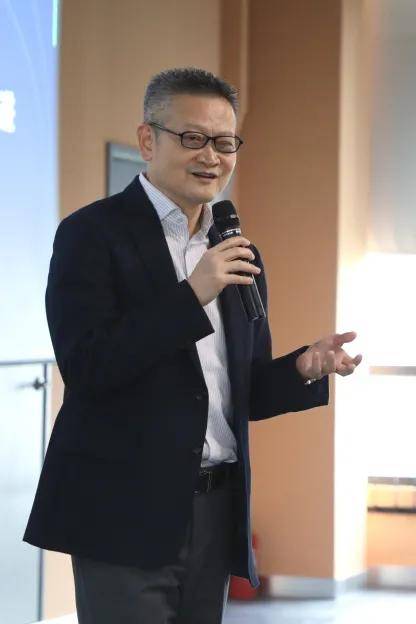 左图为季建刚秘书长,右图为谢松峰会 