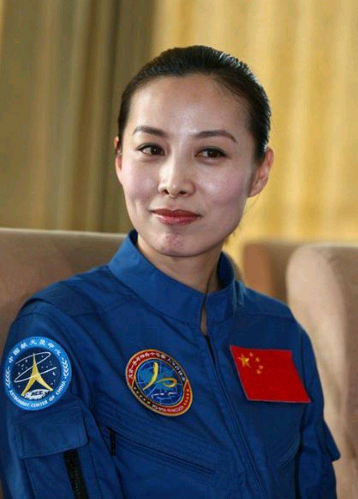 有一种明星叫王亚平:17岁成为了女飞行员,33岁乘神舟10出征