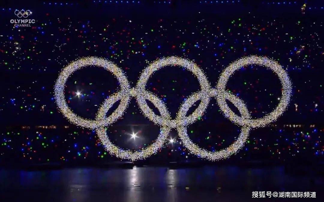 2008年北京奥运会开幕式,巨大的奥运五环缓缓升起