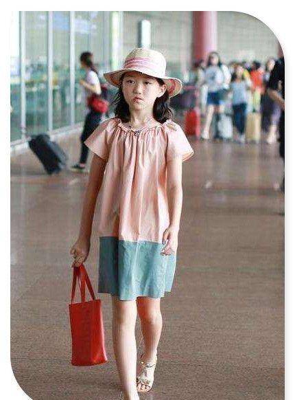 李嫣过分早熟!13岁玩"裤子失踪"秀美腿,网友:王菲不管