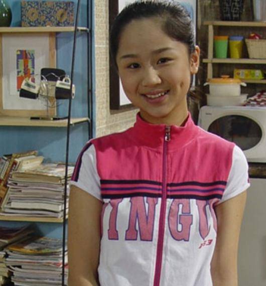 杨紫穿高中校服晒自拍表情可爱像是18岁演技优越一路爆红