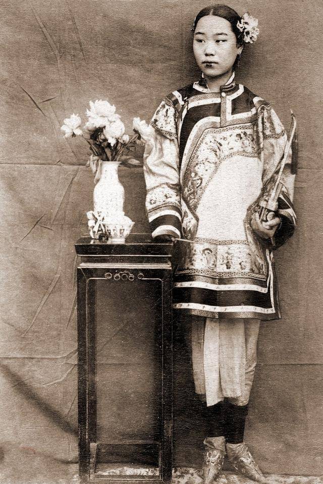 原创中国最后一位缠足女人,4岁裹脚成"三寸金莲",今105岁高龄!
