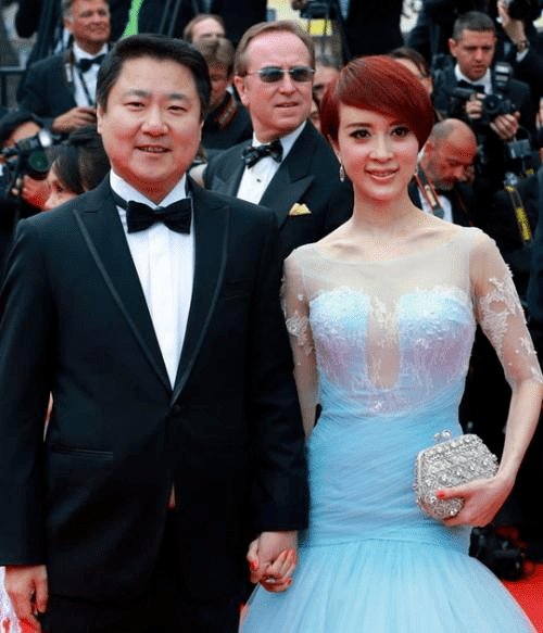 金巧巧一家出游力破婚变传闻拥有彪悍经历的她可能并不在乎