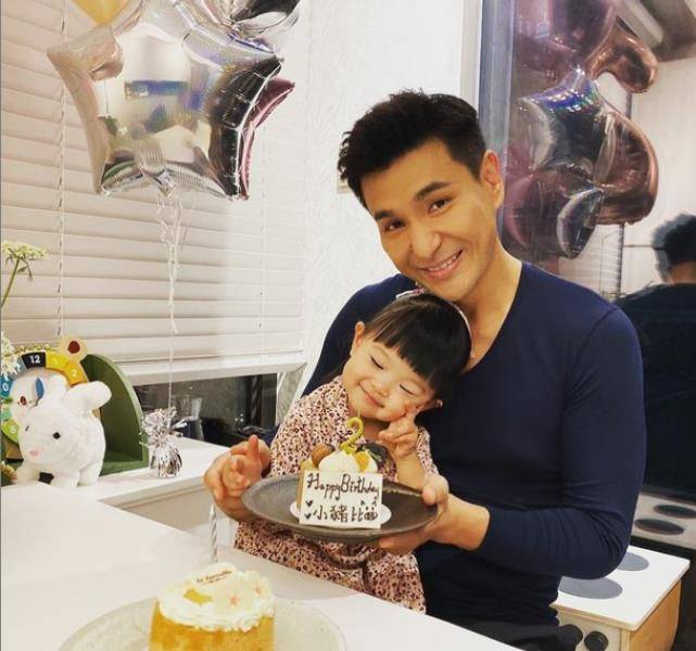 tvb视帝陈展鹏带妻女度假享受家庭乐 夫妻俩陪女儿一起玩滑梯