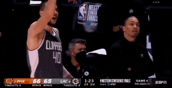 原创打球不要太激动,祖巴茨对判罚不满示意挑战,泰伦卢送出表情包