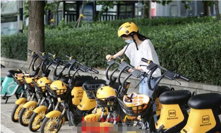 原创山东男子"遛"头盔引发全城搜索,共享头盔为何不受市民喜爱?