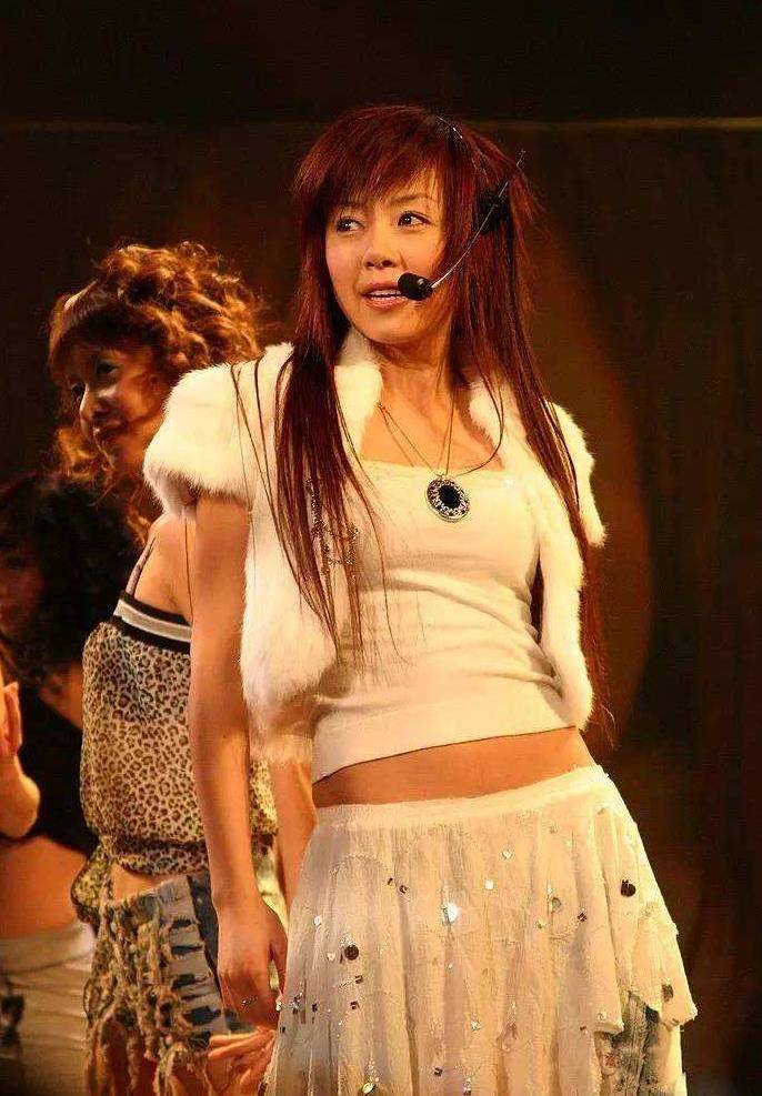 她是第一届超女冠军,曾靠一首歌红遍全国,如今却落魄沦为路人!_安又琪