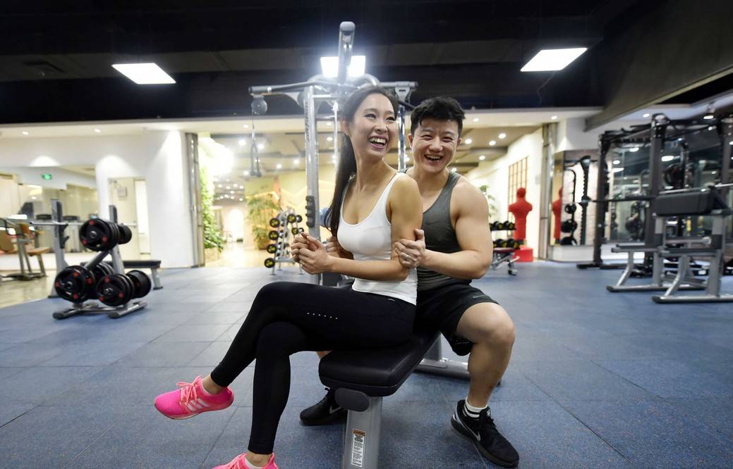 健身房里的泡妞美女帅哥看的却不是颜值