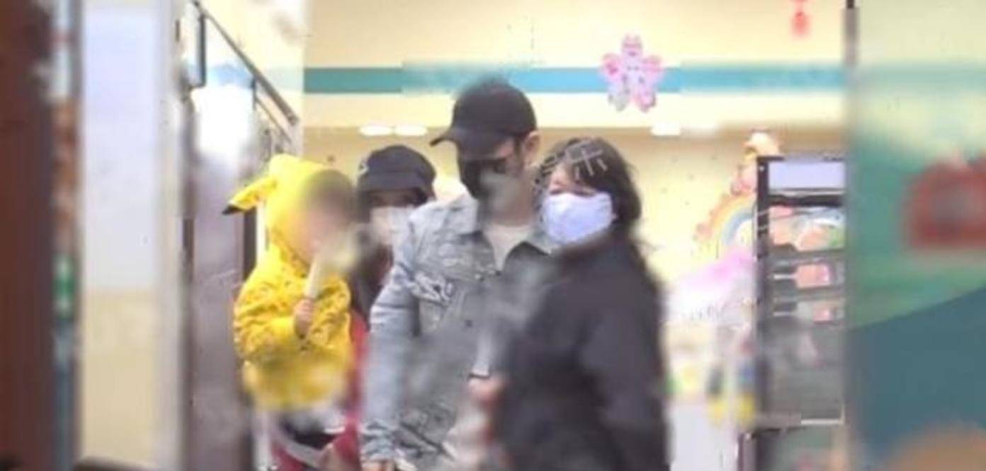 黄晓明带儿子小海绵看病,举动尽显贴心,和老婆baby同框打破传闻?