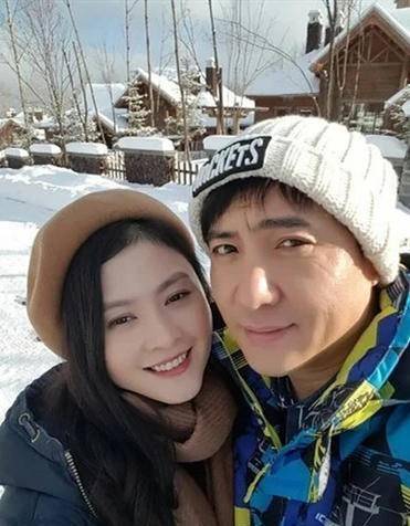 沈腾一家三口露面,妻子一袭印花裙花哨,儿子穿格纹裤比老爸还潮